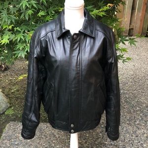 Mens black leather bomber jacket. Size small.
